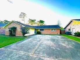 7238 Woodfern Dr in Houston, TX - Building Photo