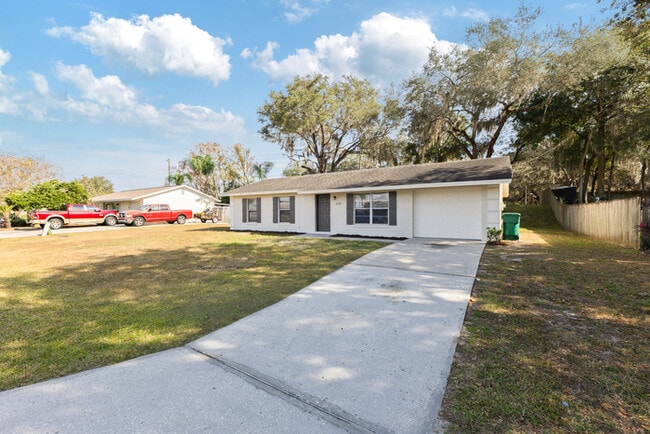 1238 Padgett Cir in Lady Lake, FL - Foto de edificio - Building Photo