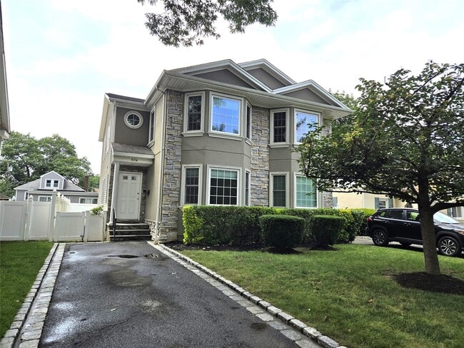 63 Dunwood Rd in Port Washington, NY - Building Photo - Building Photo