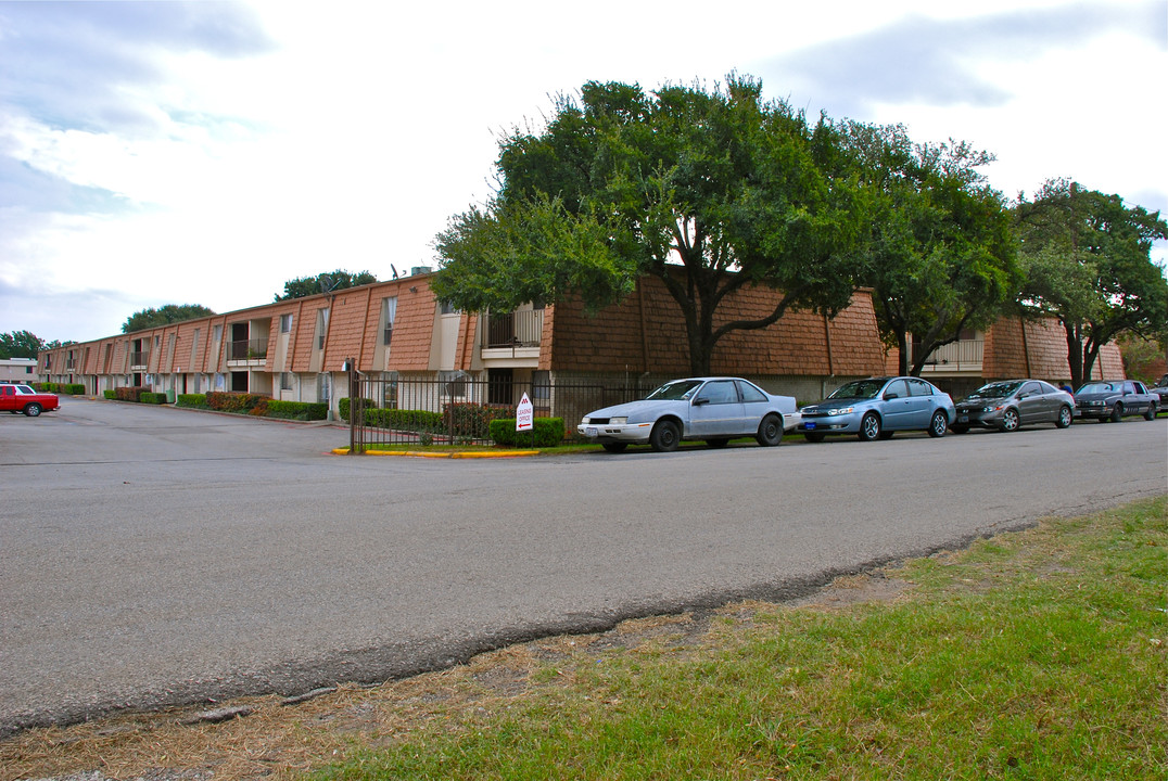 The Aurora Apartments in Dallas, TX - Building Photo