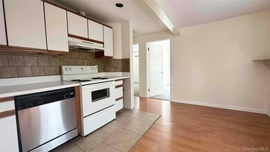 64 Pine Hollow Rd in Oyster Bay, NY - Building Photo - Building Photo