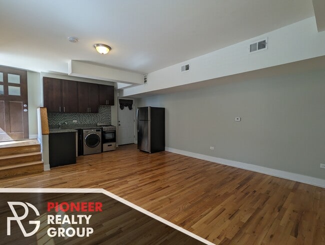 910 W George St, Unit 1 in Chicago, IL - Foto de edificio - Building Photo