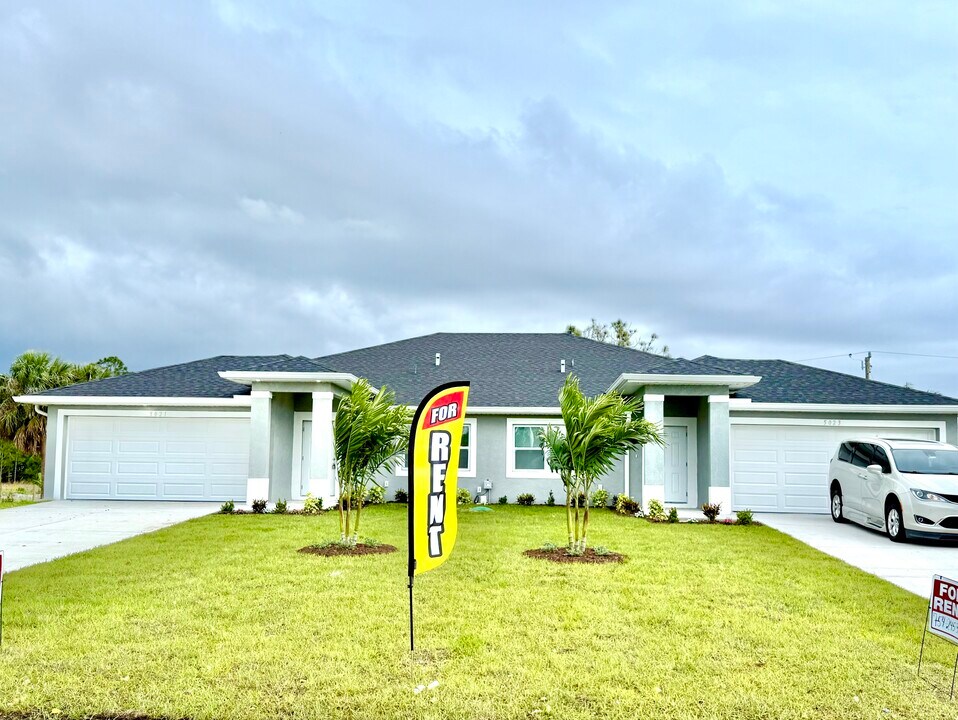 5021 24th St SW, Unit 5021 in Lehigh Acres, FL - Foto de edificio