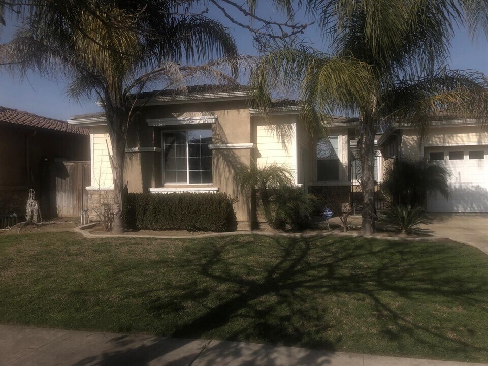 2718 Myrtle Ave in Sanger, CA - Building Photo