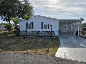 8513 Redbay Ct in Port St. Lucie, FL - Foto de edificio - Building Photo
