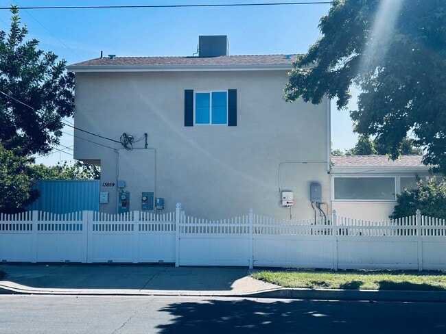 13859 Valerio St in Los Angeles, CA - Foto de edificio - Building Photo