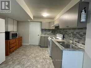 42 Lavallee Cres in Brampton, ON - Building Photo - Building Photo