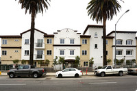 Winnetka Senior Apartments in Canoga Park, CA - Foto de edificio - Building Photo