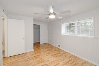 Sunrise Apartments in Everett, WA - Building Photo - Interior Photo