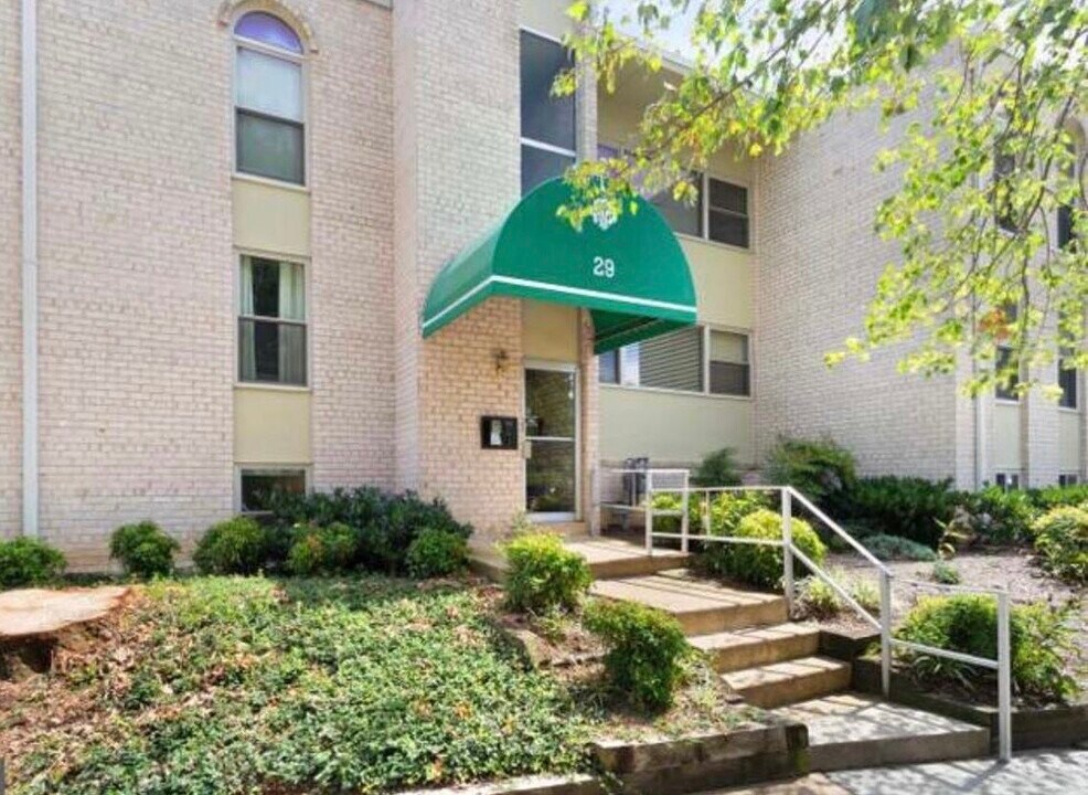 29 Canterbury Sq, Unit 101 in Alexandria, VA - Building Photo