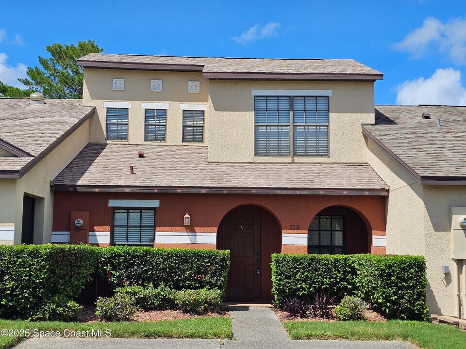 730 Margie Dr in Titusville, FL - Foto de edificio
