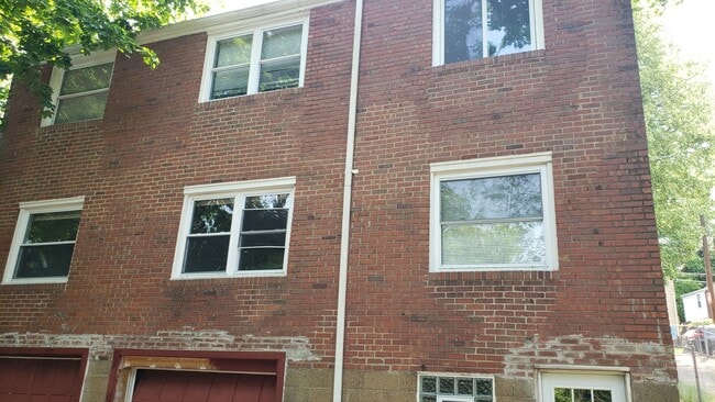 1137 Woodbine St in Pittsburgh, PA - Foto de edificio - Building Photo