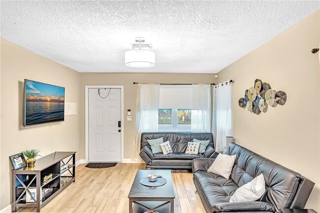 60 NW 45th Ct in Oakland Park, FL - Building Photo - Building Photo
