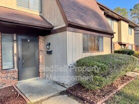 1067 Willow Green Dr in Newport News, VA - Building Photo