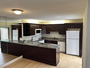 705 7th Ct in Palm Beach Gardens, FL - Building Photo - Building Photo