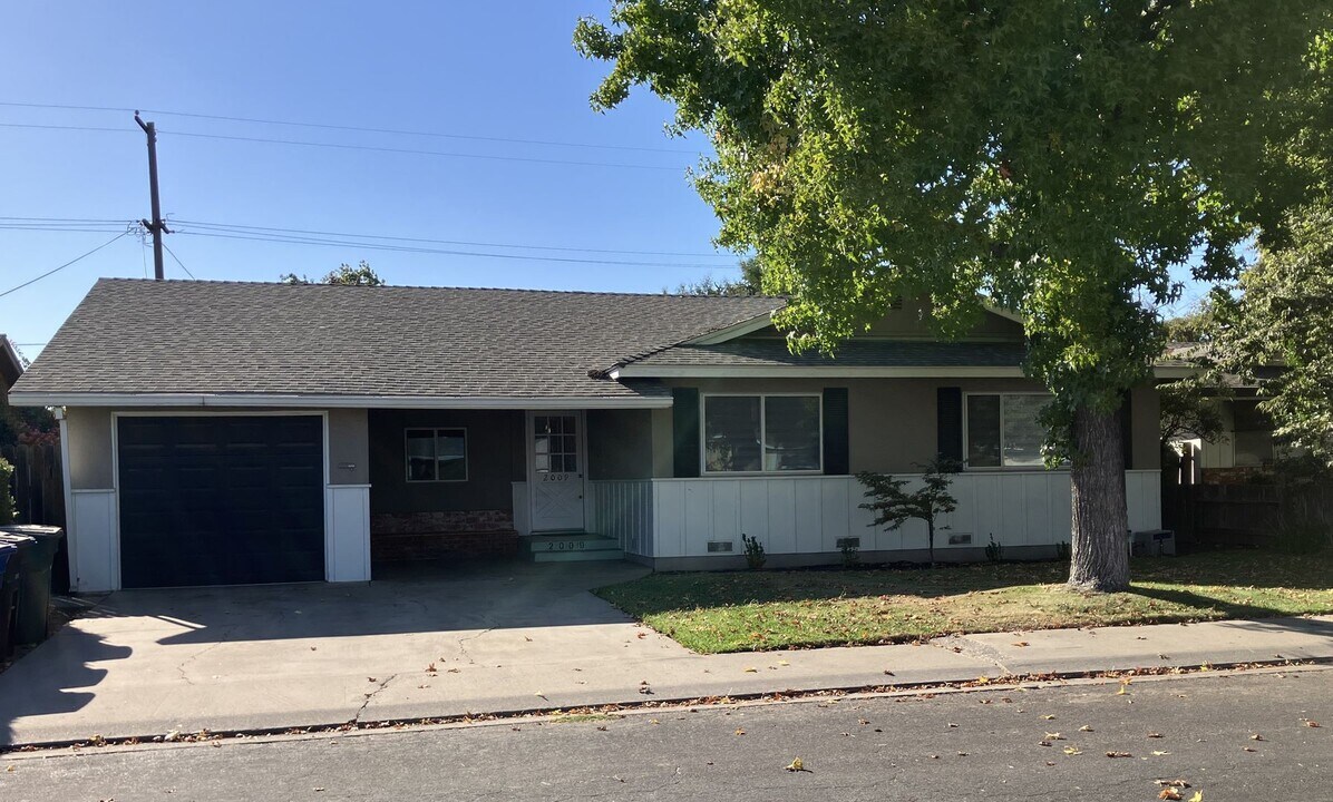 2009 Reseda Ln in Modesto, CA - Building Photo