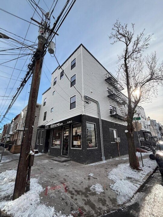 136 Elm St-Unit -101 in Newark, NJ - Building Photo