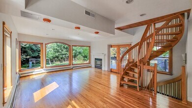 87 Woodward St in Newton, MA - Building Photo - Building Photo
