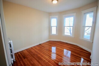 139 E Cottage St, Unit 2 in Boston, MA - Building Photo - Building Photo