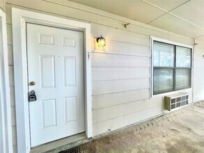 701 W Sycamore St, Unit 107 in Denton, TX - Foto de edificio - Building Photo