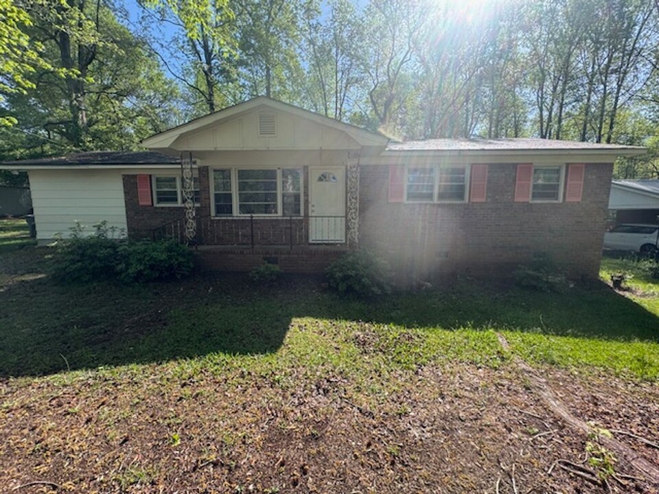 137 Alton Dr in Lagrange, GA - Building Photo