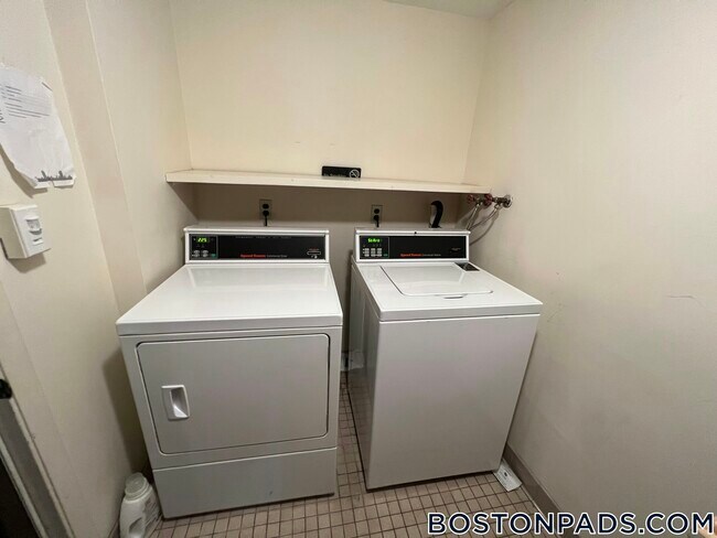 385 Massachusetts Ave, Unit 30 in Arlington, MA - Foto de edificio - Building Photo