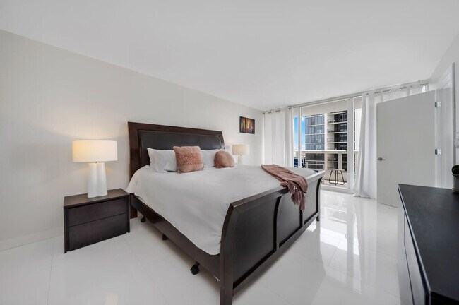 1717 N Bayshore Dr in Miami, FL - Building Photo - Building Photo