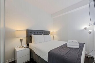 386 Yonge St, Unit SI ID1509516P in Toronto, ON - Building Photo - Building Photo