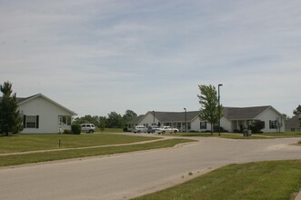 Cottage Grove Apartments in Muscatine, IA - Foto de edificio - Building Photo