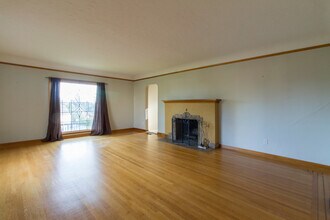 6035 NE Sacramento St in Portland, OR - Building Photo - Building Photo