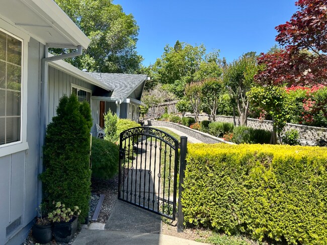 1180 Sierra Vista Way in Lafayette, CA - Foto de edificio - Building Photo