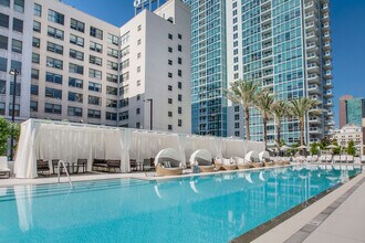 868 S Olive St in Los Angeles, CA - Foto de edificio - Building Photo