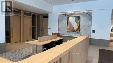 395 Square One Dr in Mississauga, ON - Building Photo - Building Photo