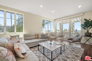1751 Appian Wy in Santa Monica, CA - Building Photo