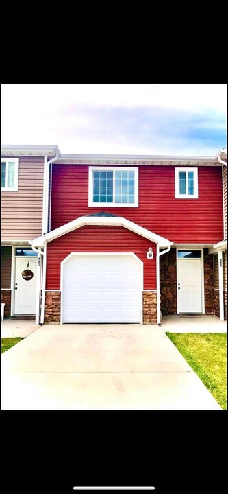 585 N 2425 W in Vernal, UT - Foto de edificio