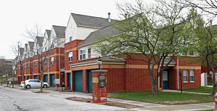 Hunters Square in Milwaukee, WI - Foto de edificio - Building Photo