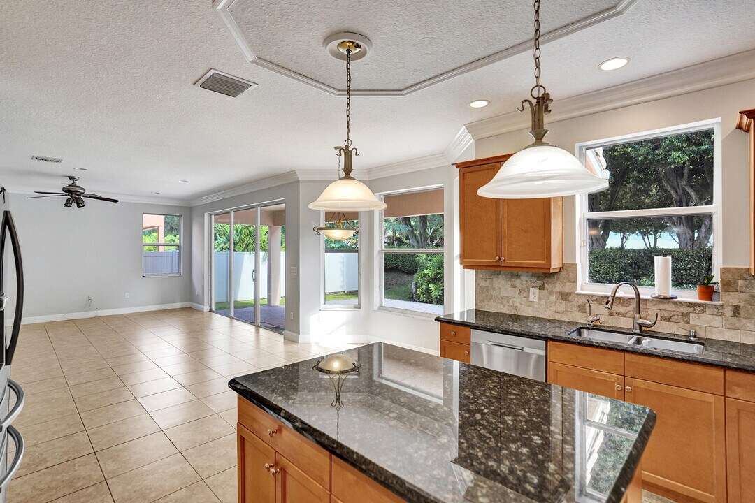 2804 Shaughnessy Dr in Wellington, FL - Building Photo