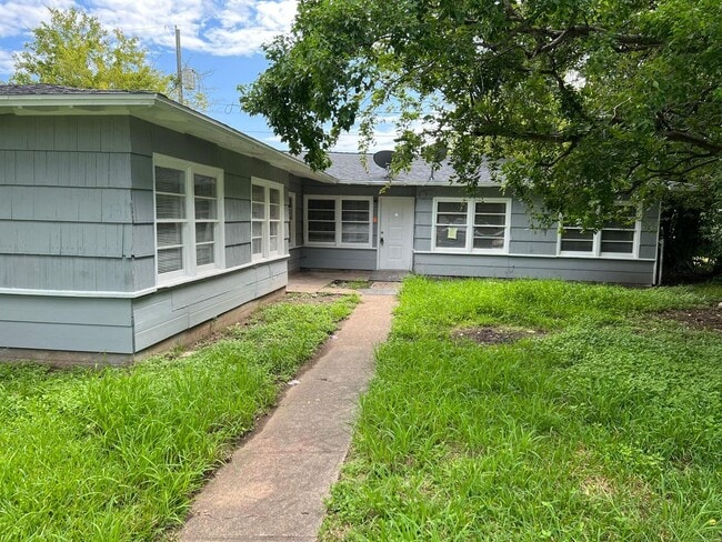 property at 1731 W 7th St