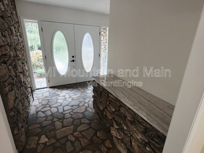 53 Jump Cove Rd in Weaverville, NC - Building Photo - Building Photo