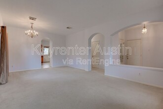 7109 Mumruffin Ln in Austin, TX - Building Photo - Building Photo