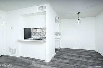 1231 E Lawrence Ln in Phoenix, AZ - Foto de edificio - Building Photo