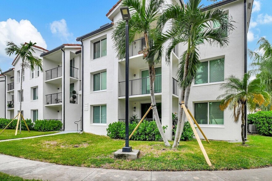 1312 Villa Cir in Boynton Beach, FL - Foto de edificio