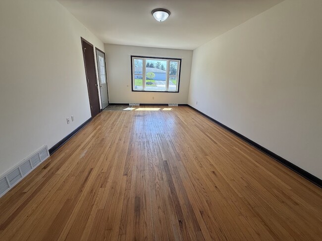 299 Park St in Oregon, WI - Foto de edificio - Building Photo