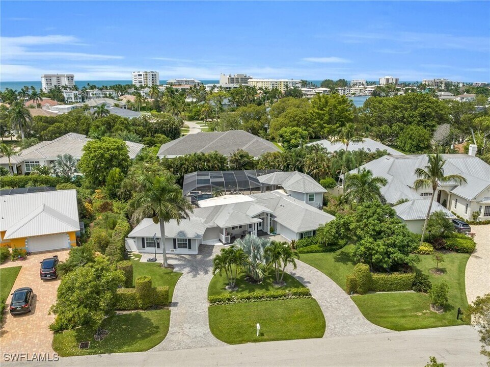 1627 Murex Ln in Naples, FL - Building Photo