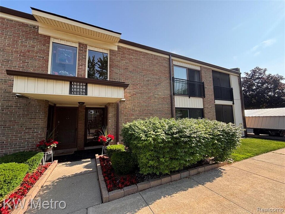 18236 University Park Dr in Livonia, MI - Building Photo