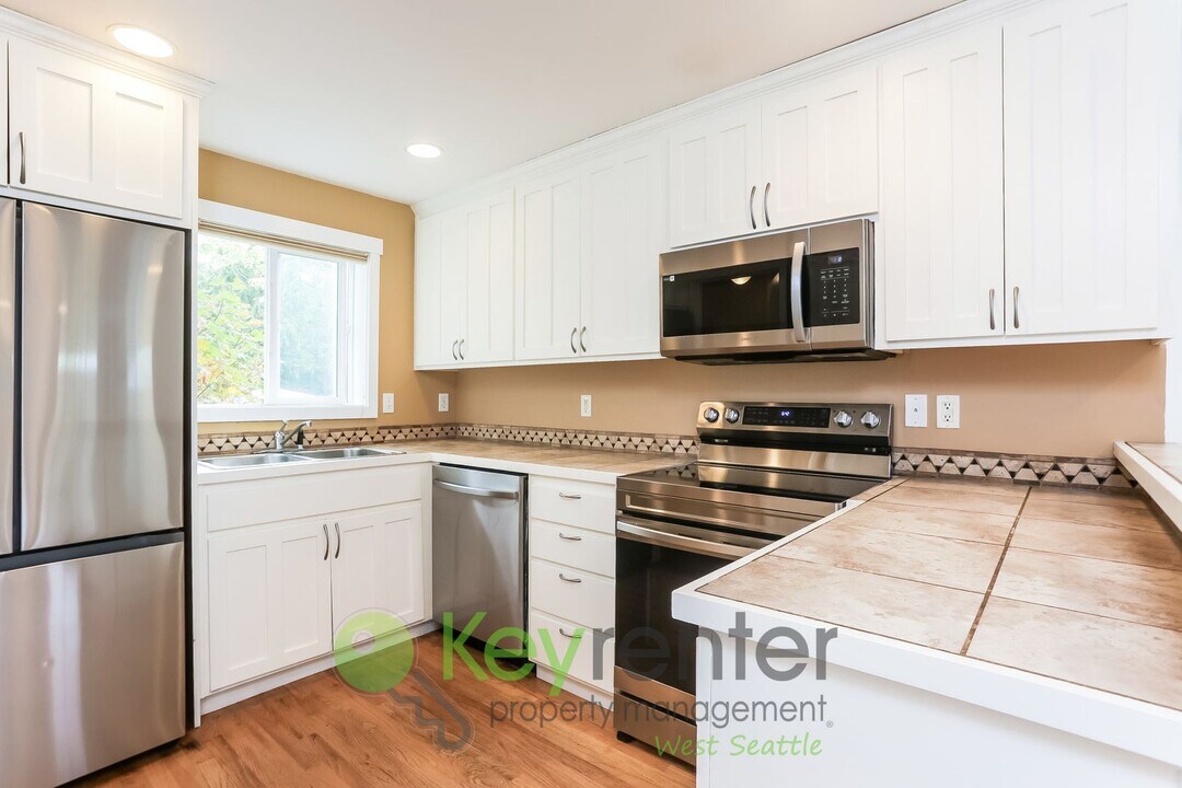 8450B 25th Ave SW in Seattle, WA - Building Photo