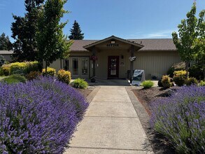 Gateway Village in Springfield, OR - Foto de edificio - Building Photo