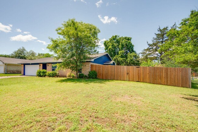 AUGUST PRE-LEASE! Spacious 3 Bedroom 2 Bathroom House on Corner Lot in College Station, TX - Building Photo - Building Photo