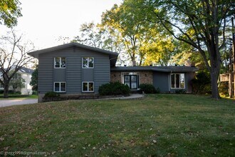1835 Hunter Ln in Mendota Heights, MN - Building Photo - Building Photo