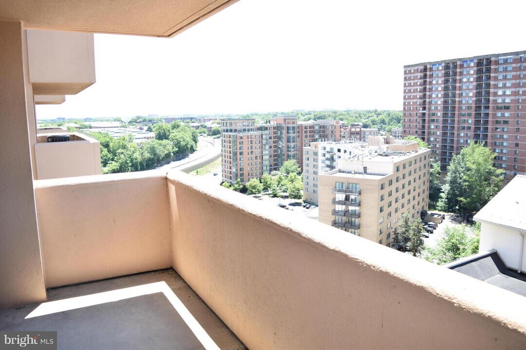 1301 N Courthouse Rd-Unit -1505 in Arlington, VA - Foto de edificio